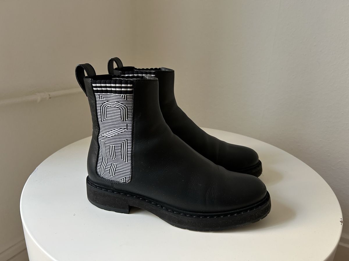 Fendi Scarpe da donna: Fendi Rococo Shearling Boots, Black, EU 36 – Usato da Genève venduto da TreasureChest 1