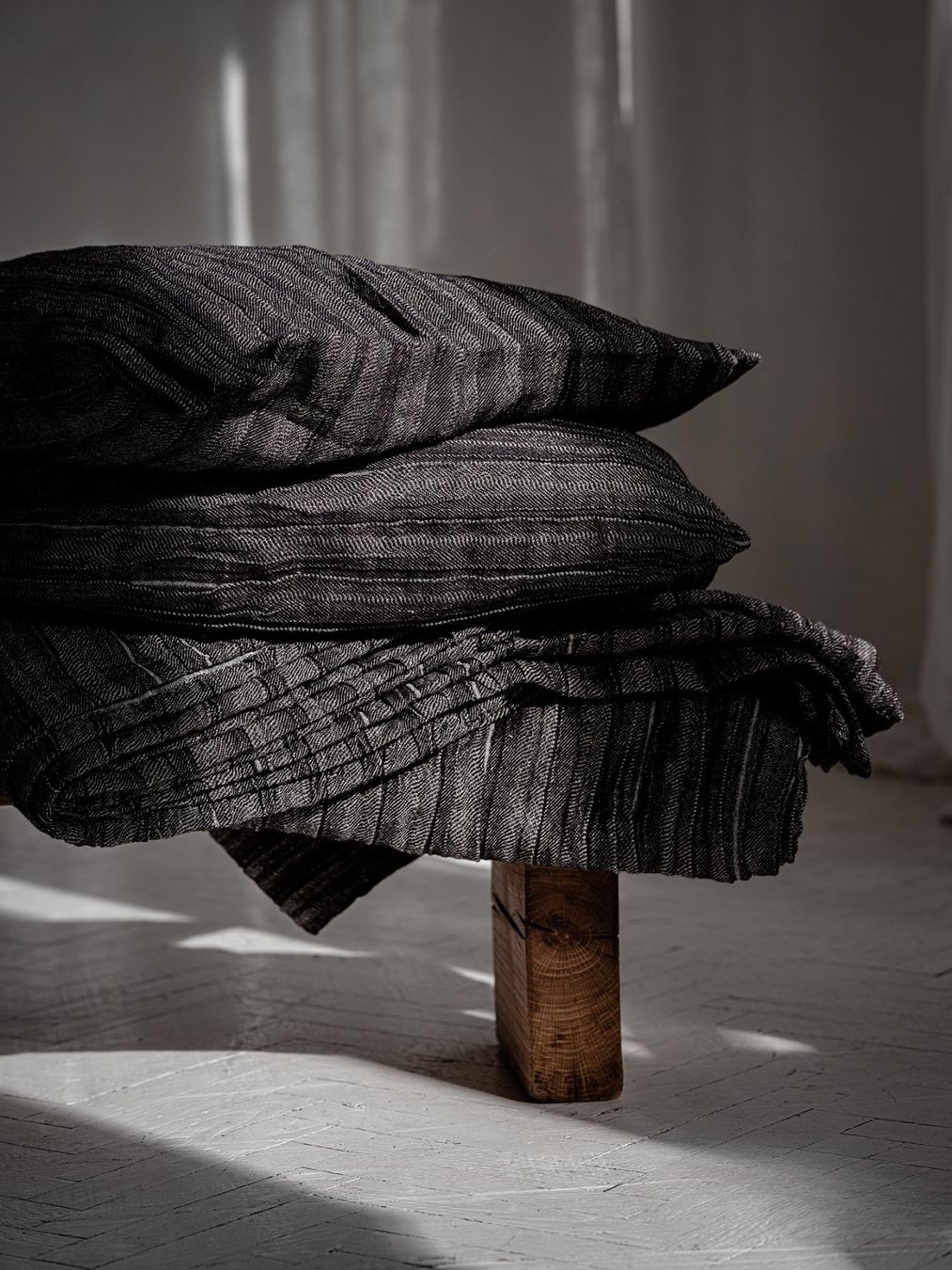 Coperte: Geraffte Tagesdecke aus anthrazitfarbenem Leinen – Nuovo e nell'imballaggio originale da Affoltern am Albis venduto da EdelLinn 4