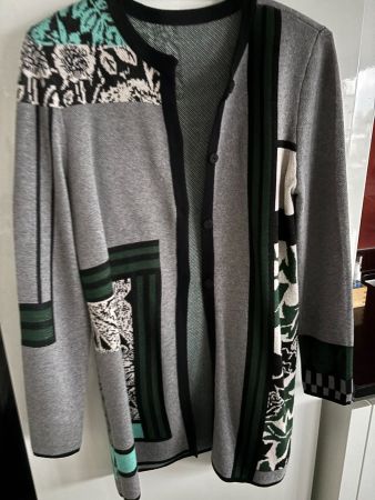 Jacke mit Druckknöpfen Grösse S, sehr speziell