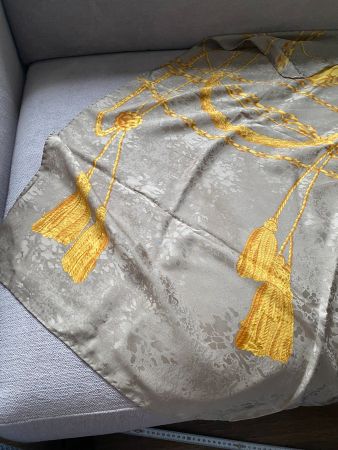 100% Seiden Foulard Schal, gold-beige, Kordel. 86x86cm