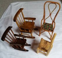 Holz-Spielzeug - vier alte, verschiedene Puppen-Stühle