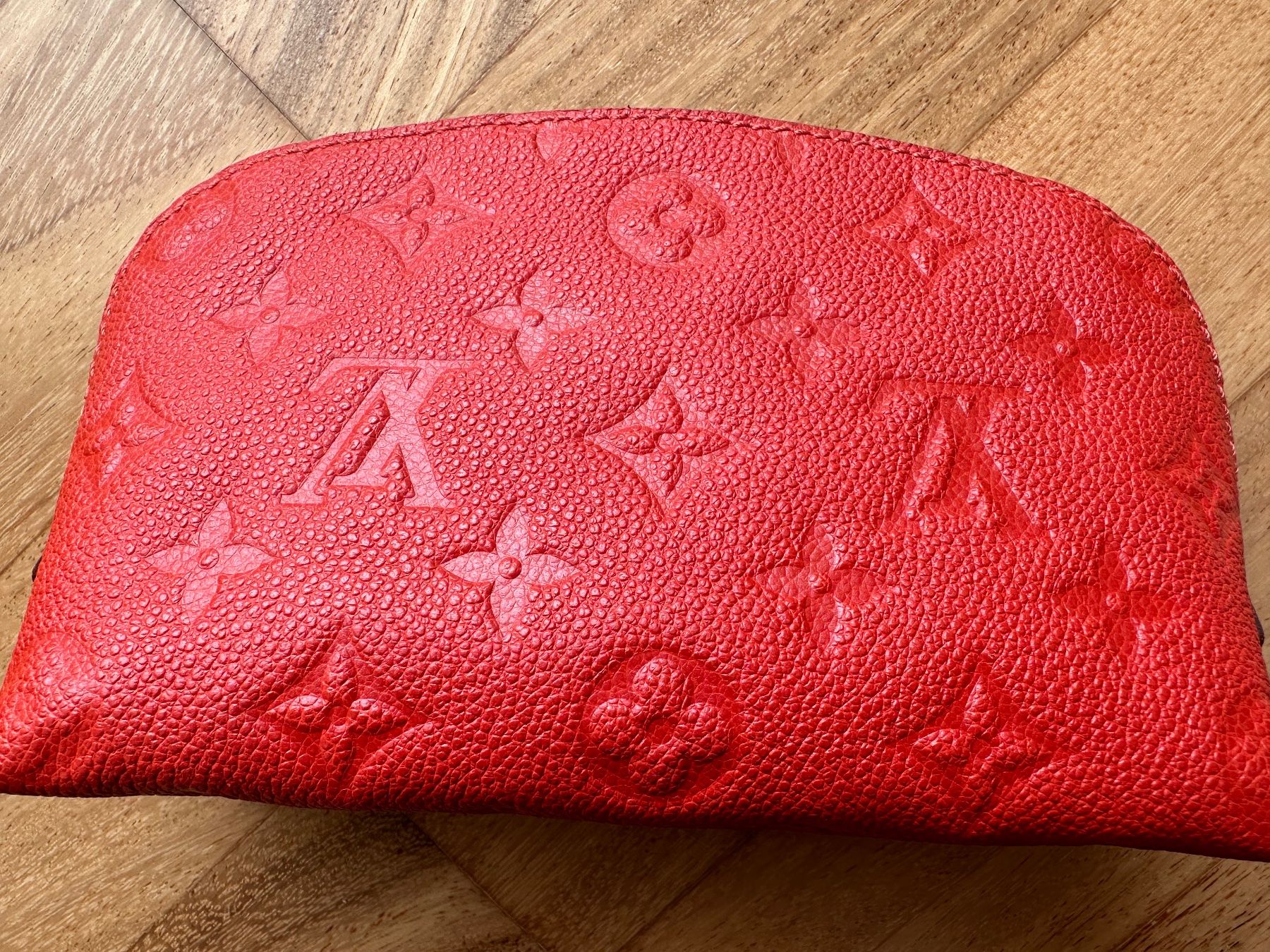 Louis Vuitton Custodie per cosmetici: Louis Vuitton Kosmetiktasche PM Orient Empreinte Rot – Usato da Muri AG venduto da engelsherzli
