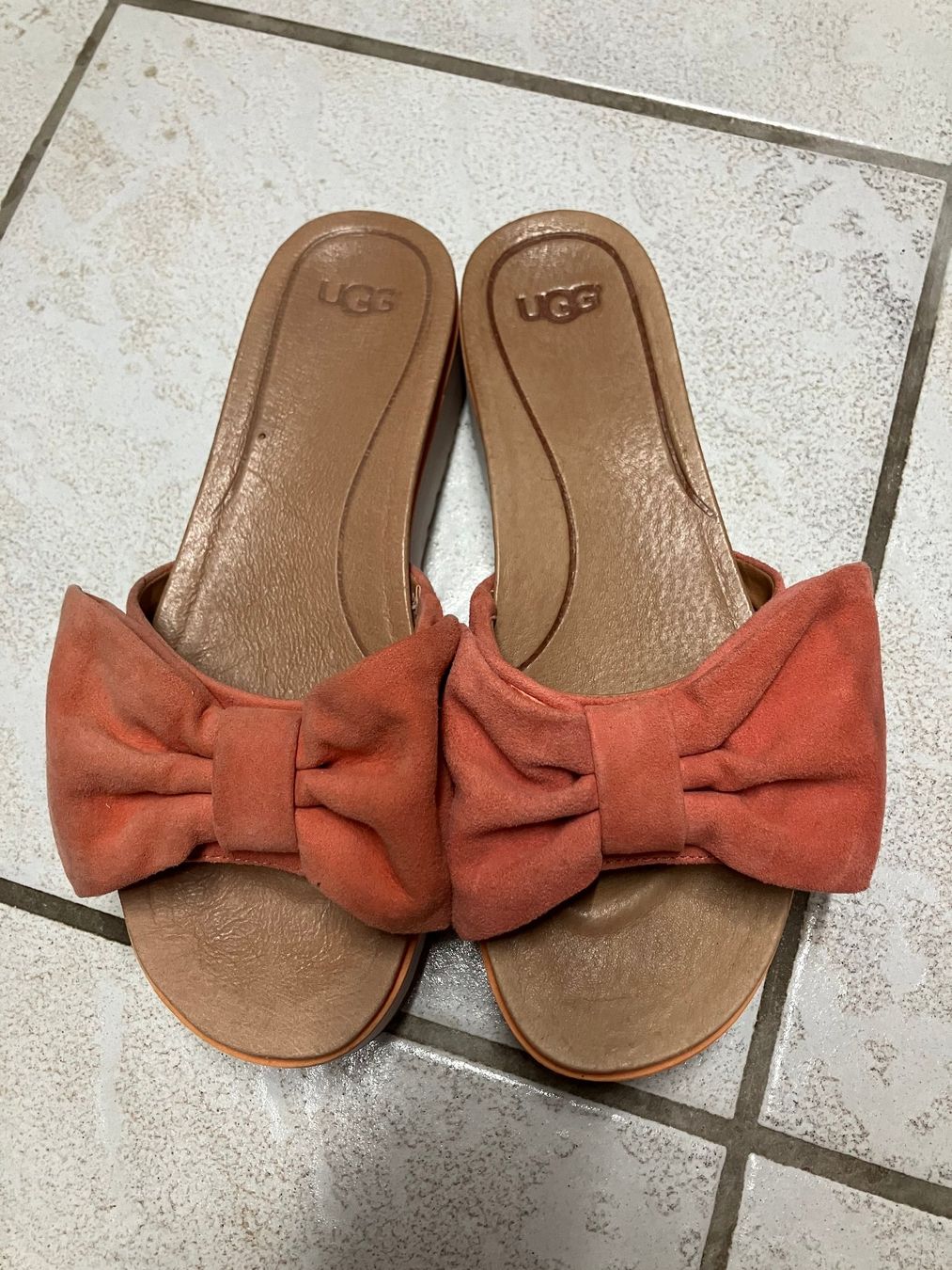 Ugg Scarpe da donna: Ugg Pantoletten mit oranger Schleife – Usato da Unterseen venduto da amj_zz7j