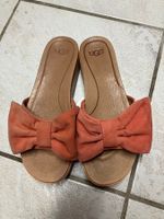 Ugg Pantoletten mit oranger Schleife