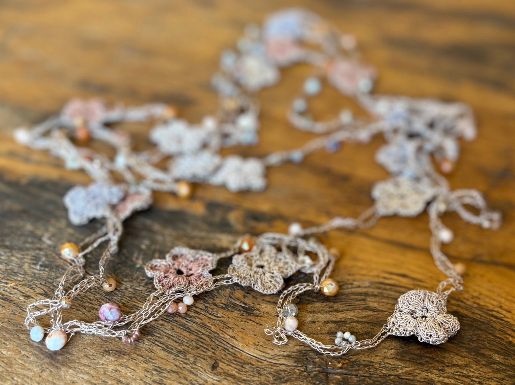 Catenine: COLLIER "FLEURS" HANDMADE!! BEIGE ET ABRICOT – Nuovo e nell'imballaggio originale da Locarno venduto da NicoNion