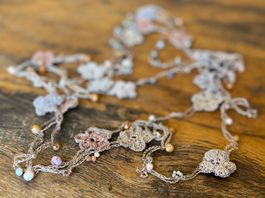COLLIER "FLEURS" HANDMADE!! BEIGE ET ABRICOT