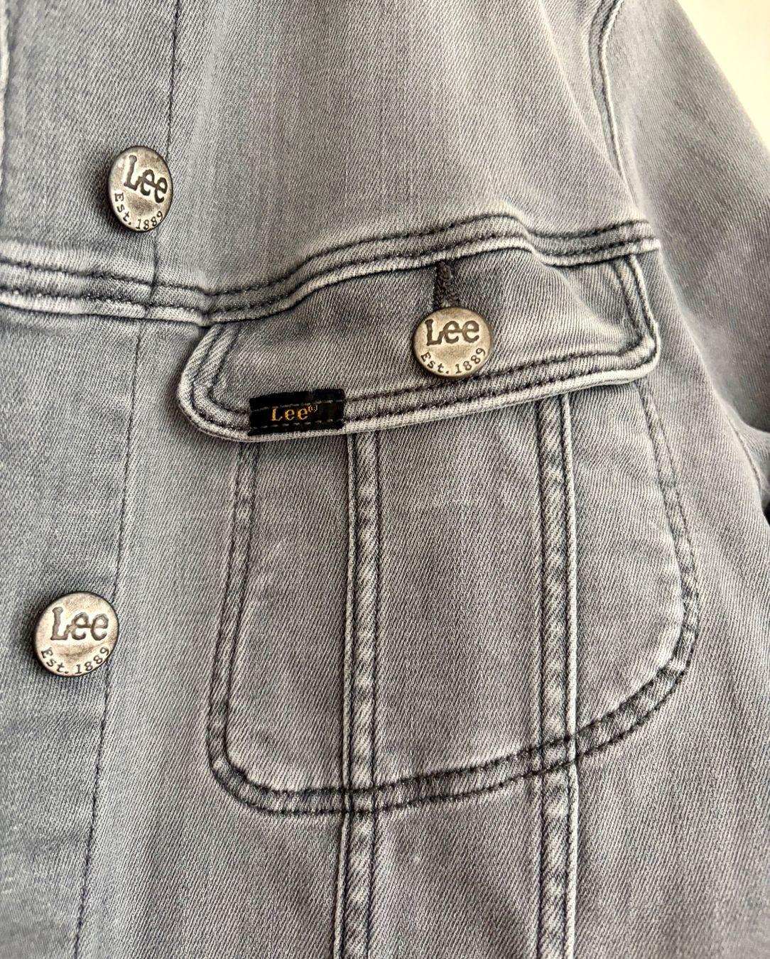 Lee Jacken: Jeansjacke von Lee in Grau, Gr. M – Gebraucht aus Zürich von Maria2021 2