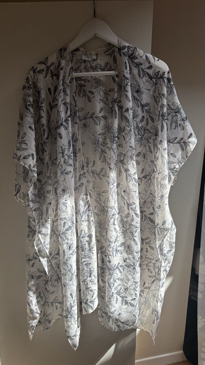Altro in Moda donna: Schönes Cape/Poncho mit Blumen – Nuovo (secondo la descrizione) da Roggwil BE venduto da R..