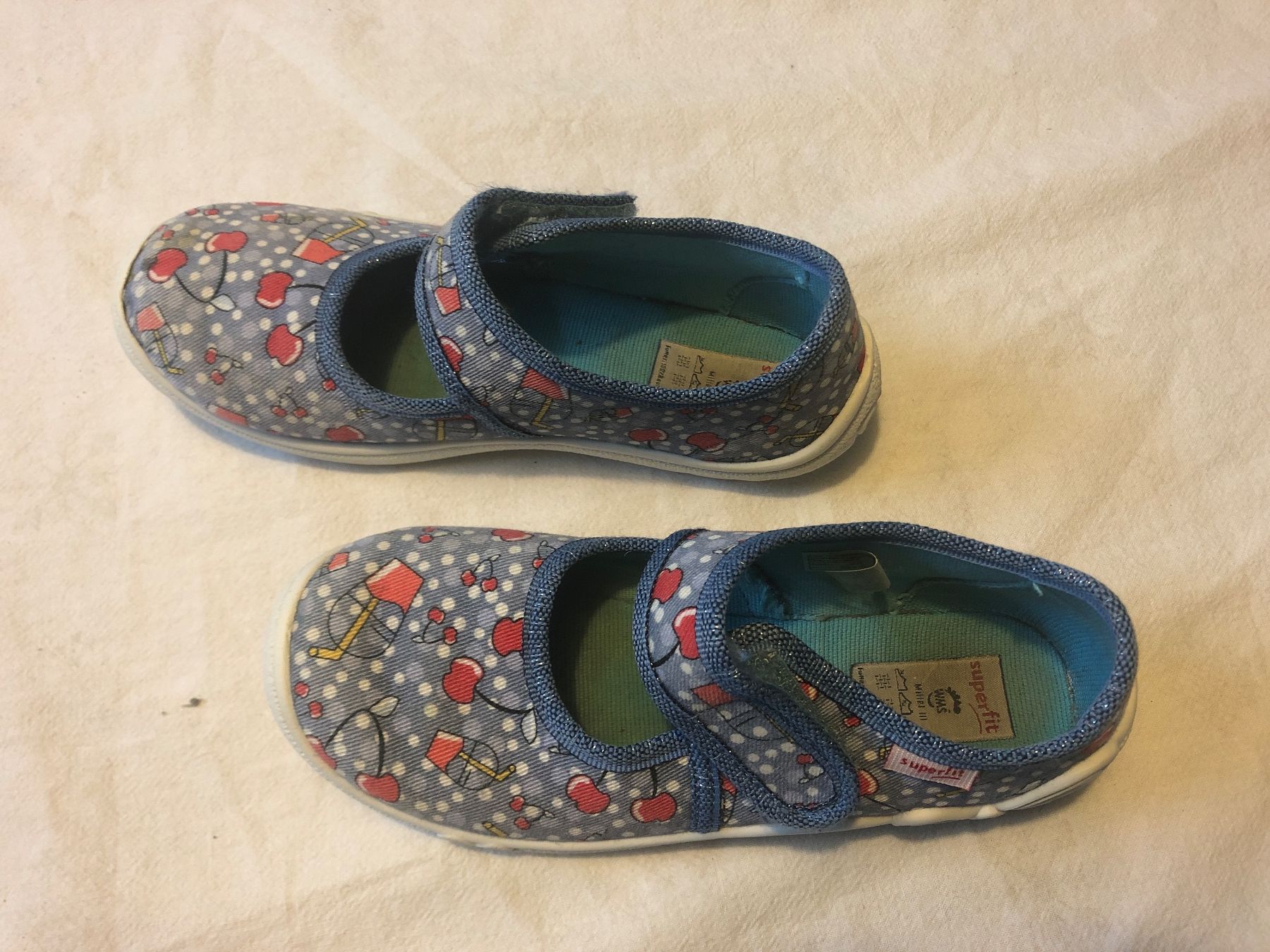 Superfit Scarpe per ragazze: Superfit Hausschuhe Gr. 28 mit Kirschen – Usato da Basel venduto da friceberg2 1