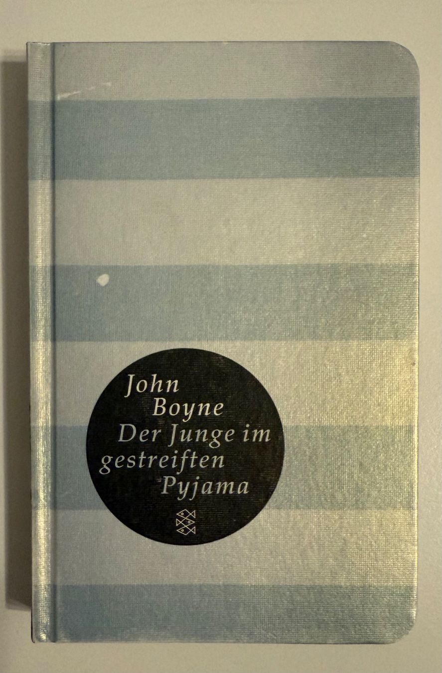 Libri: Der Junge im gestreiften Pyjama - John Boyne – Usato da Altdorf UR venduto da Mini037