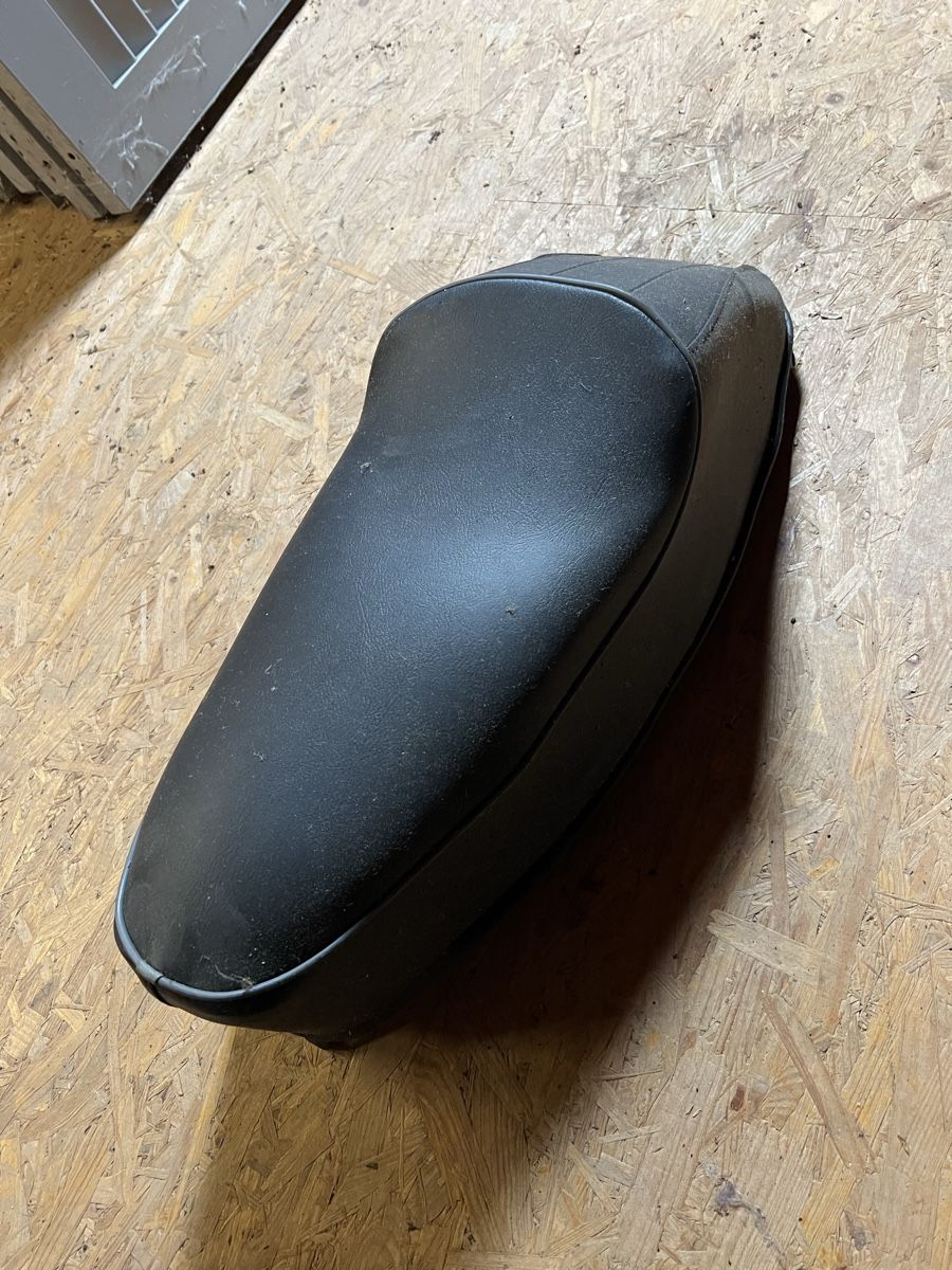 Vespa Tutti pezzi di ricambio per scooter: Vespa 50 Special Sitzbank – Usato da Binningen venduto da Giusi.