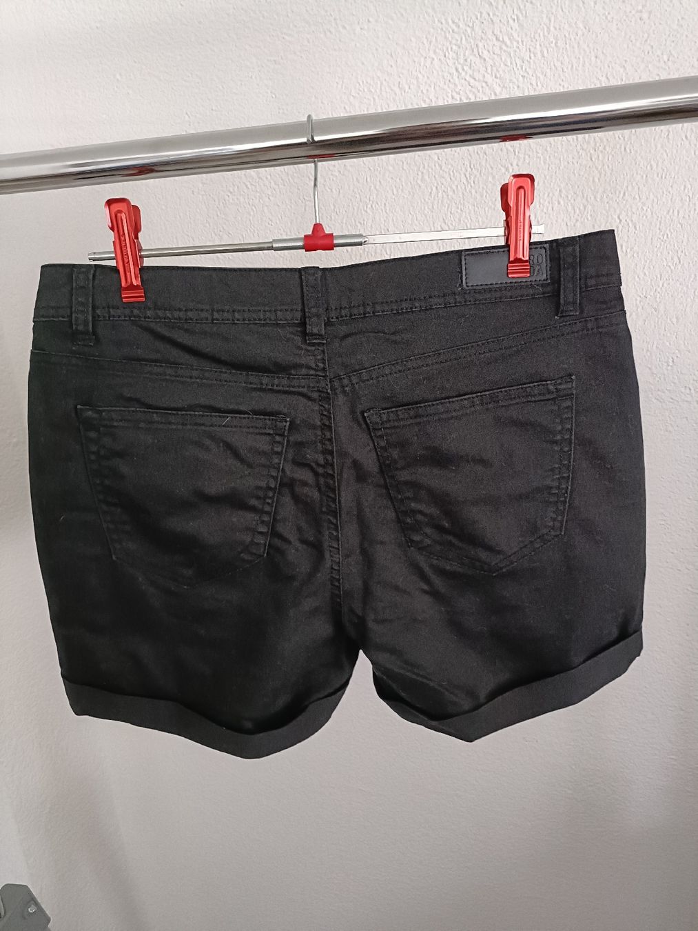 Vero Moda Jeans: Schwarze Vero Moda Shorts Gr. 38 – Usato da Bonaduz venduto da TheCahenzli 1