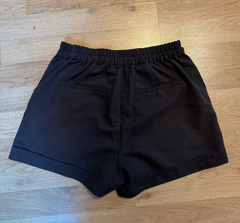 Pantaloni: Short noir / Taille 36 – Usato da Bollion venduto da cha_jm6h 1