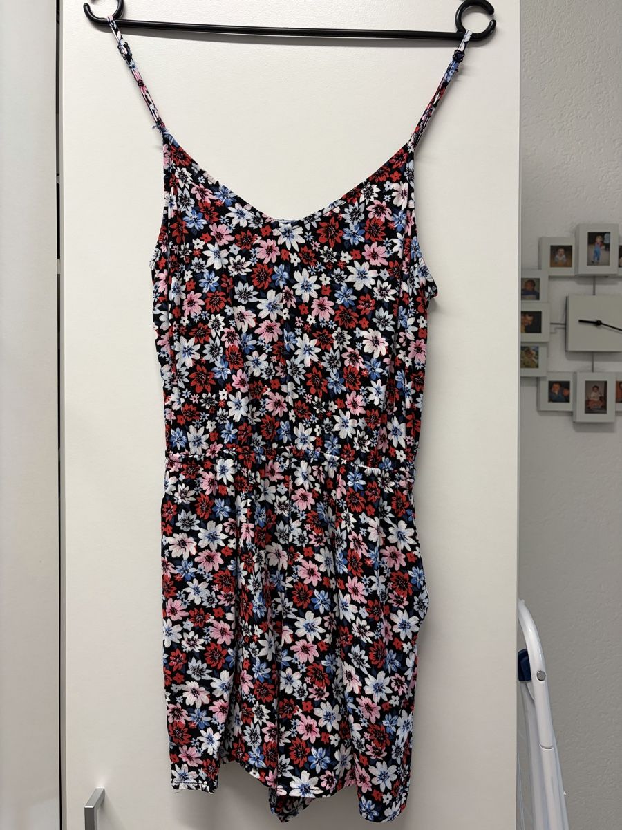 Jumpsuits: Kurzer Overall Blumenmuster Schwarz, Grösse 36 – D'occasion à Zumholz par puerro01