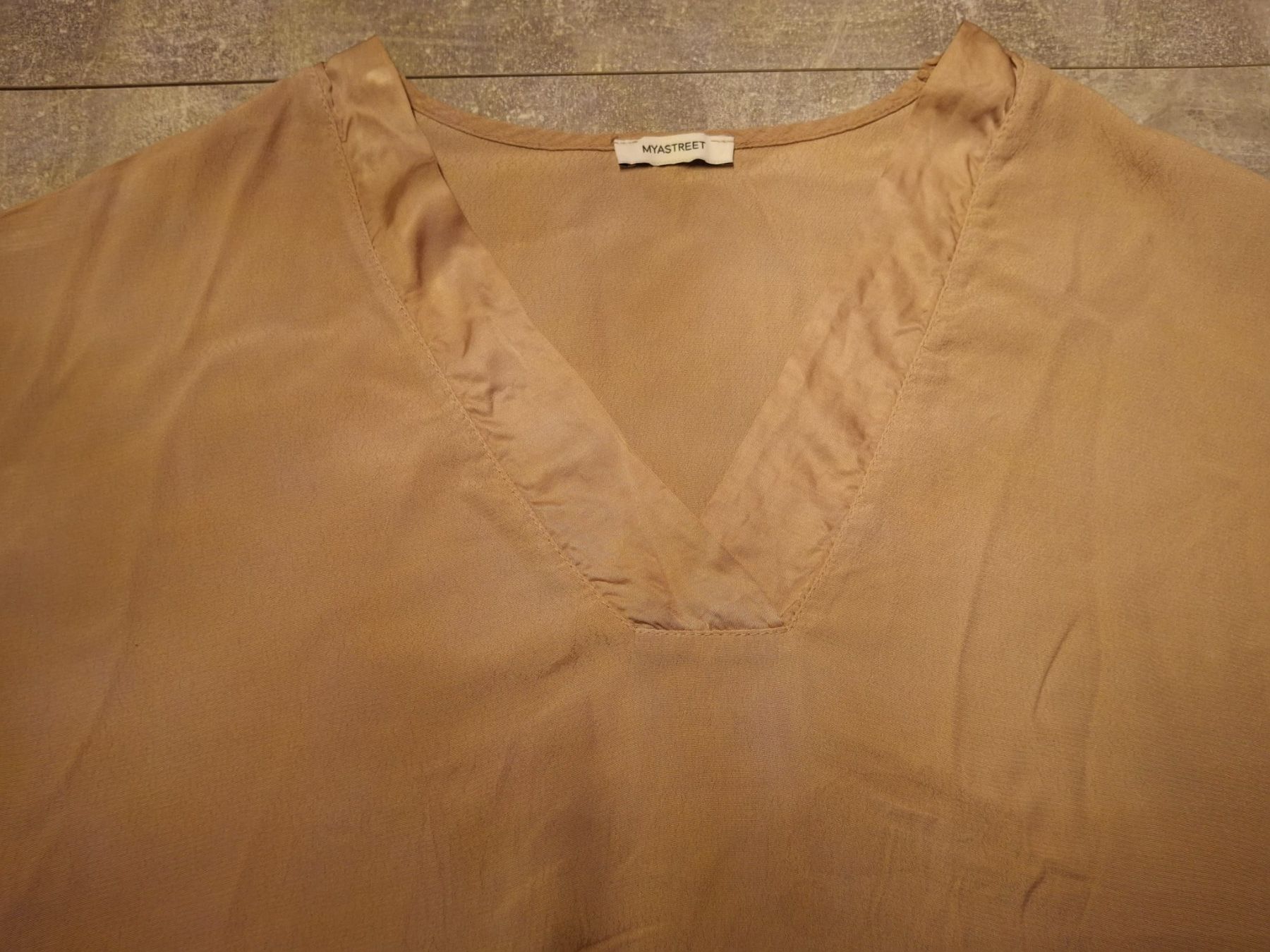 Tops: Haut camel col en V taille M marque Myastreet – Gebraucht aus Villiers von san_jn5w