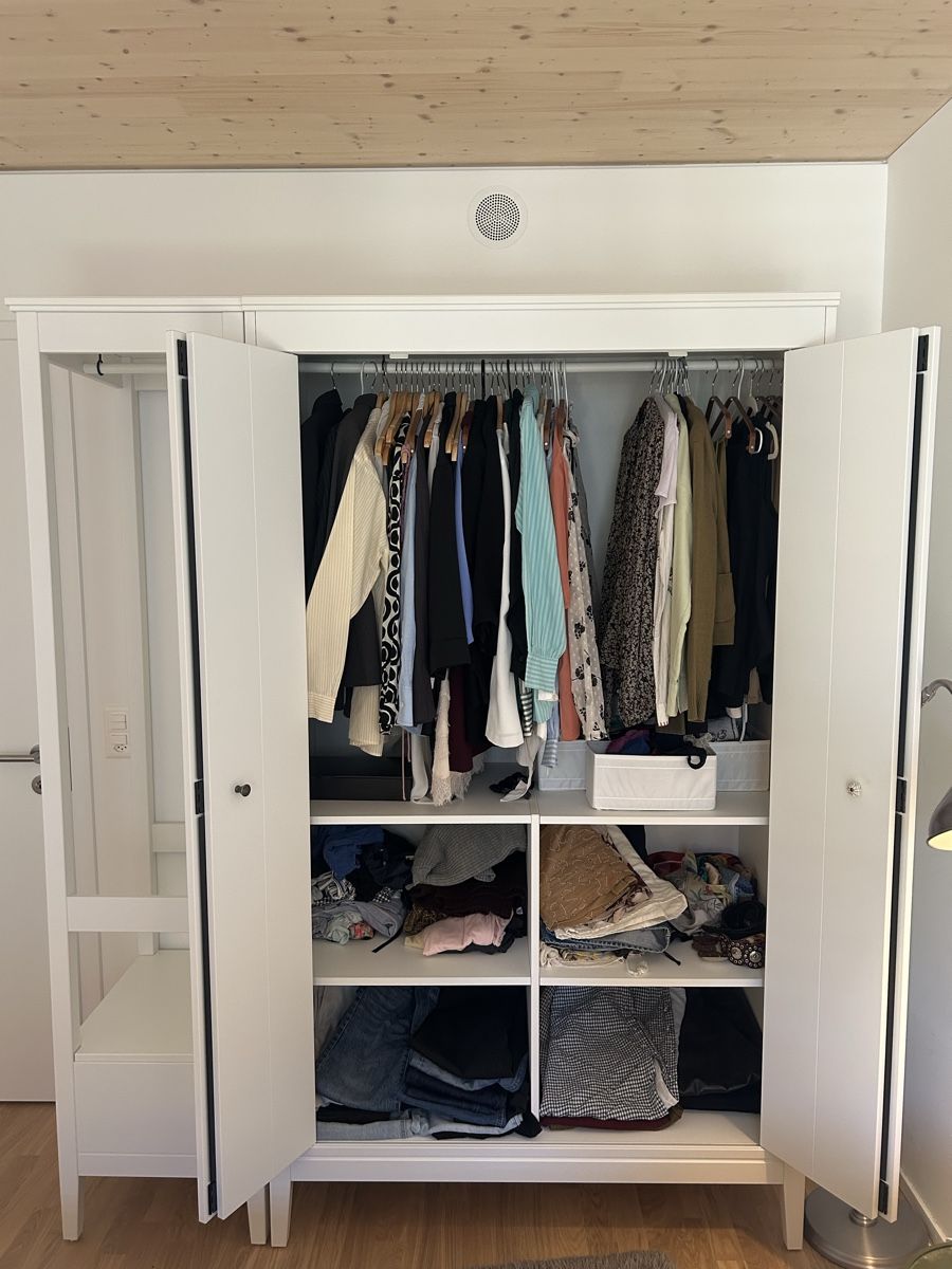 Armadi: 2-Door Wardrobe – White, Elegant & Spacious – Usato da Zürich venduto da sof_xx8n 1