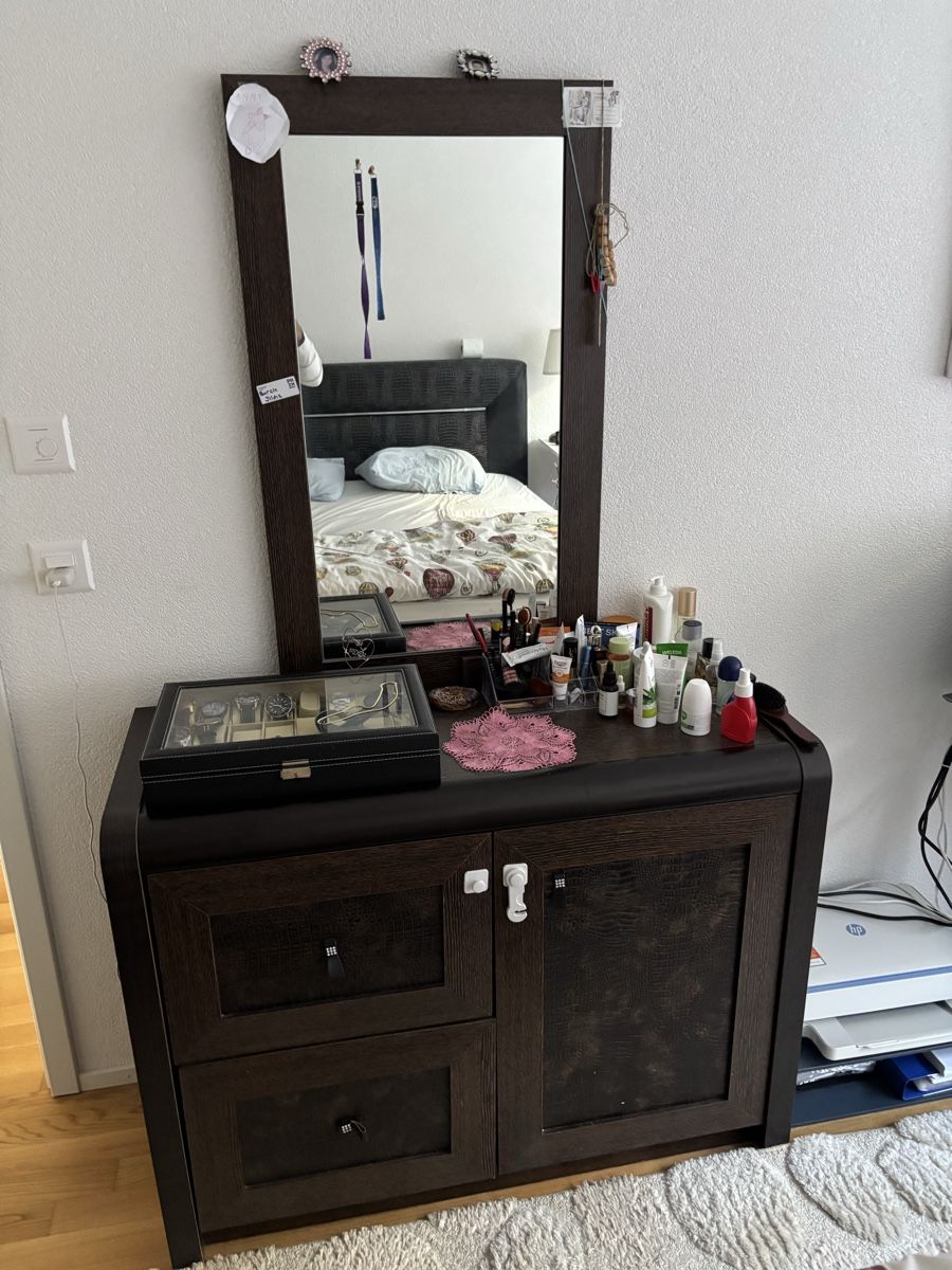 Coiffeuses: Sleeping room cabinets  – D'occasion à Neuchatel par UMY