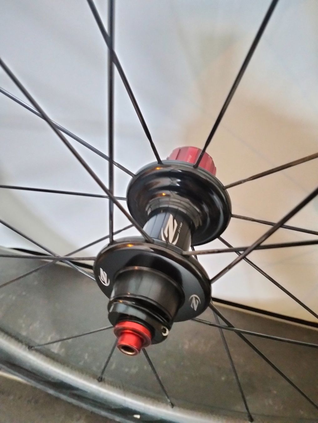 Zipp Pezzi di ricambio: Zipp 404 Firecrest Hinterrad (Defekt) – Difettoso da Uster venduto da KarlZH 5