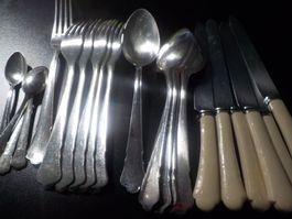 Silberbesteck, 6 Gabeln, 6 Messer, 6 Löffeln und 3 Löffeli