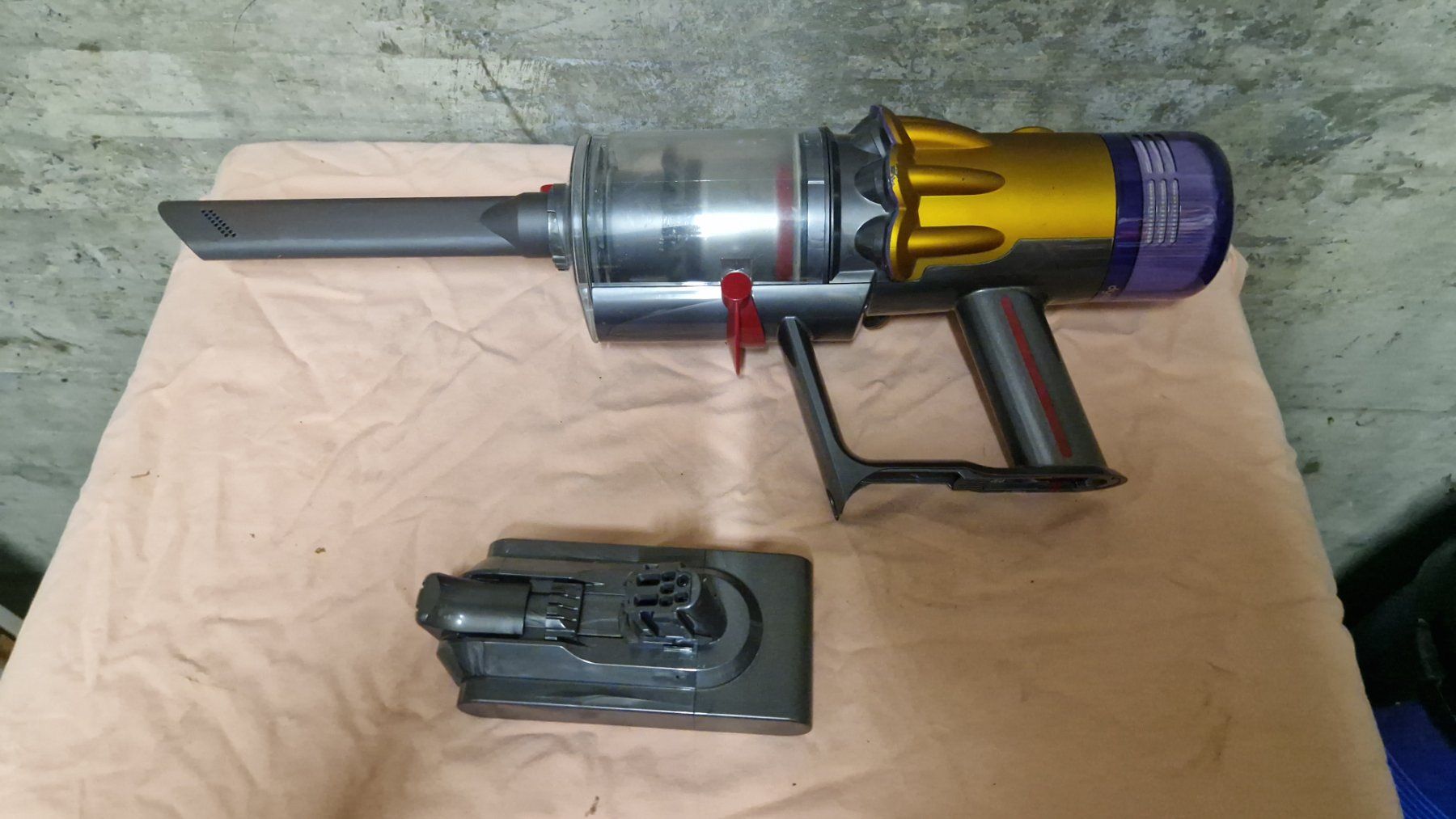 Dyson Staubsauger & Zubehör: Staubsauger Dyson V12 Slim Absolute – Gebraucht aus Dübendorf von 402765513 1