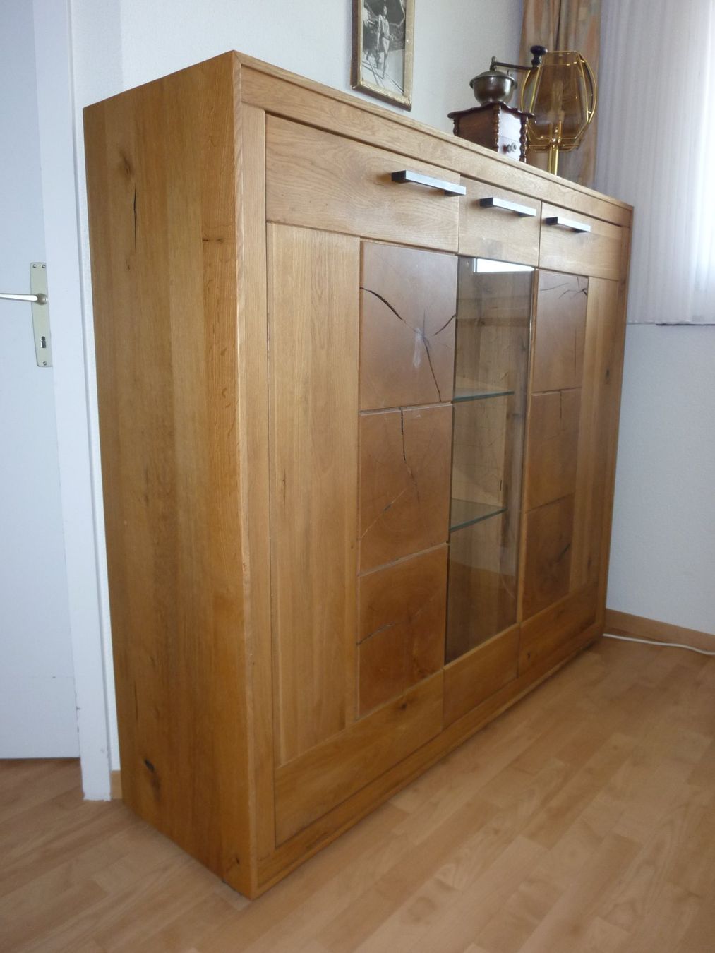 Credenze: Massives Eichenholz Buffet mit Vitrine, Landhausstil – Usato da Waldkirch venduto da ggs_w86s 1