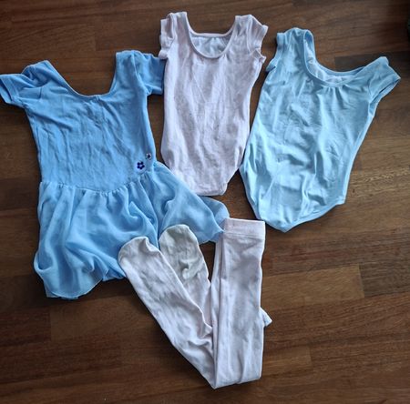 3 Ballett-Bodys und 1 Strumpfhose ca. Grösse 122/128