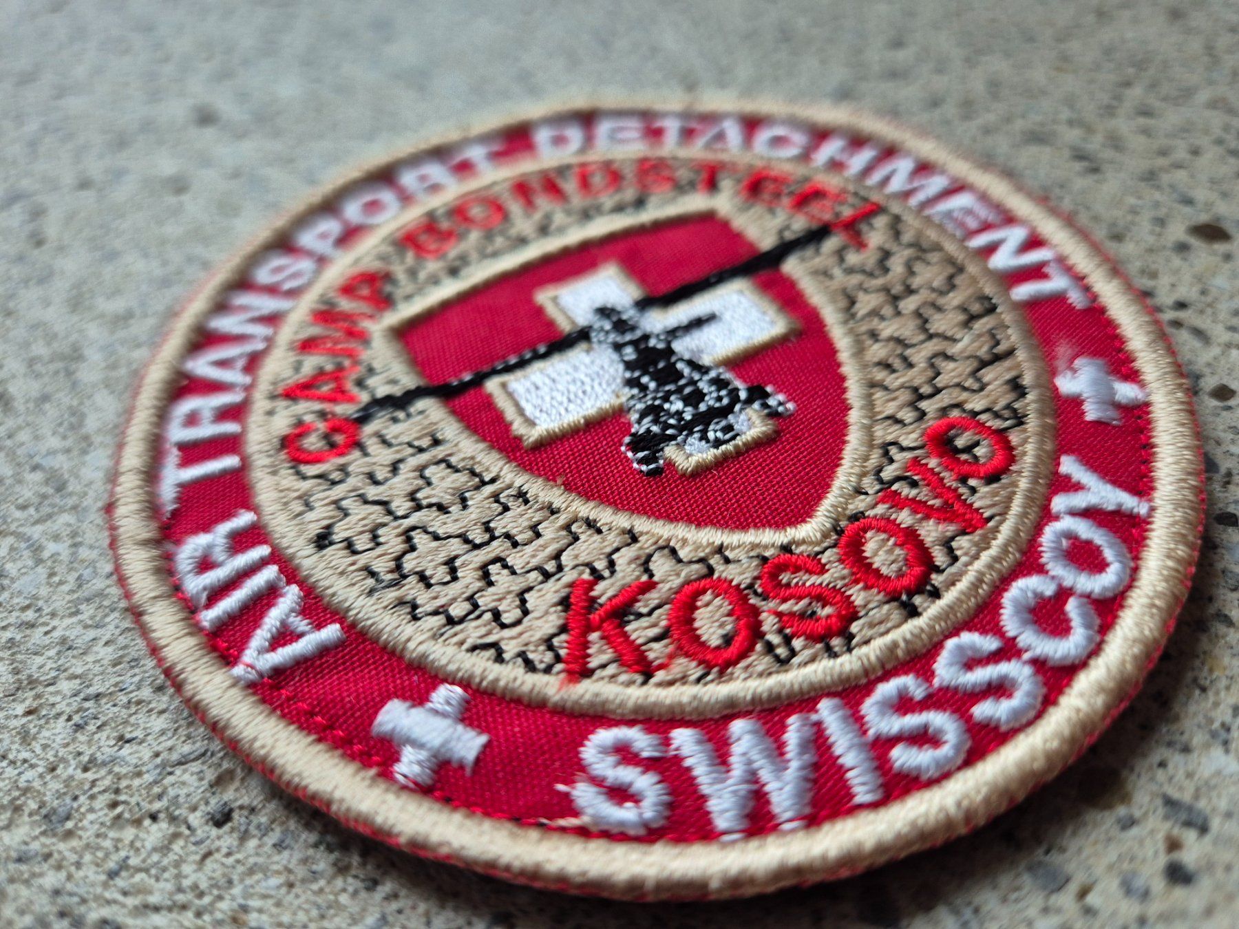 Schweizer Armee Placchette & Badge: *** Badge Luftwaffe Swisscoy Einsatz mit klett  *** – Nuovo e nell'imballaggio originale da Riedholz venduto da fr_sIruP 1