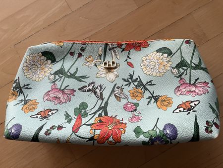 Blumige Kosmetiktasche, geräumig & praktisch