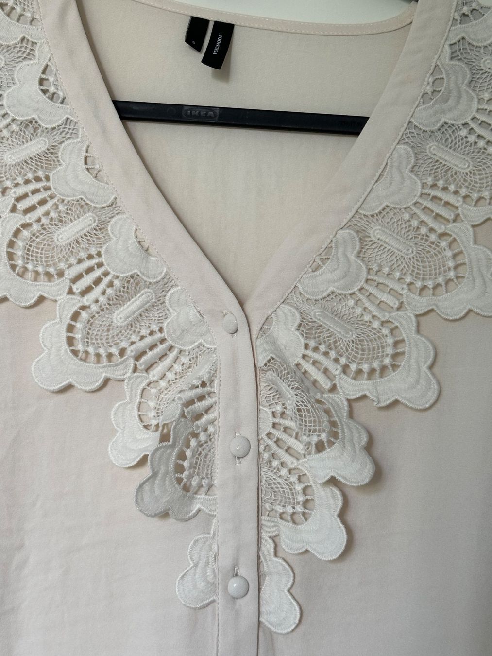 Blusen: Beige Bluse mit Rüschen und Spitzen – Neu (gemäss Beschreibung) aus Zürich von ong8