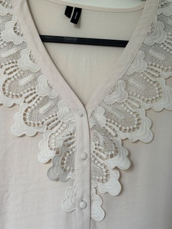 Beige Bluse mit Rüschen und Spitzen