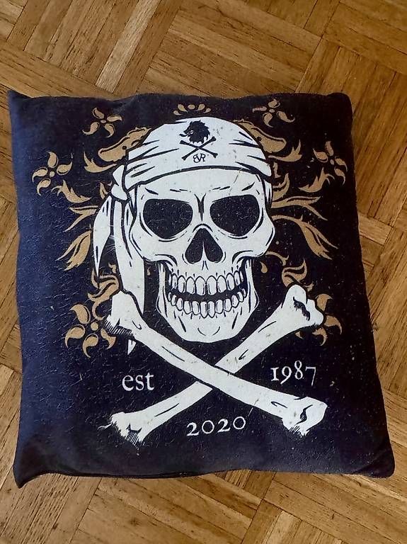 Cuscini: Coussin pirate  – Usato da La Chaux-de-Fonds venduto da Sabinchenn
