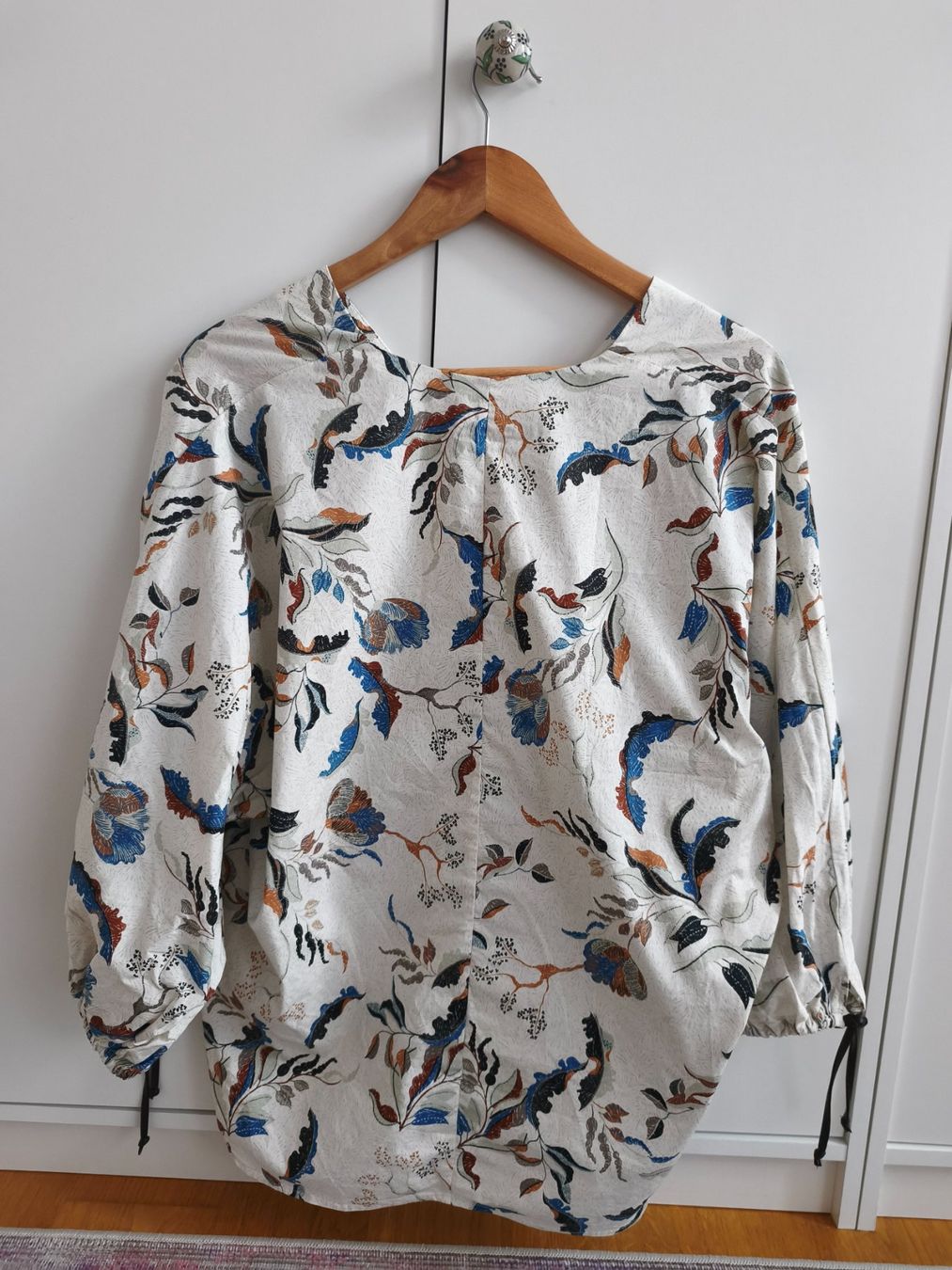 Riani Blusen: Riani Blumenmuster Weiss Grösse M neuwertig – Gebraucht aus Zürich von DIMN 3