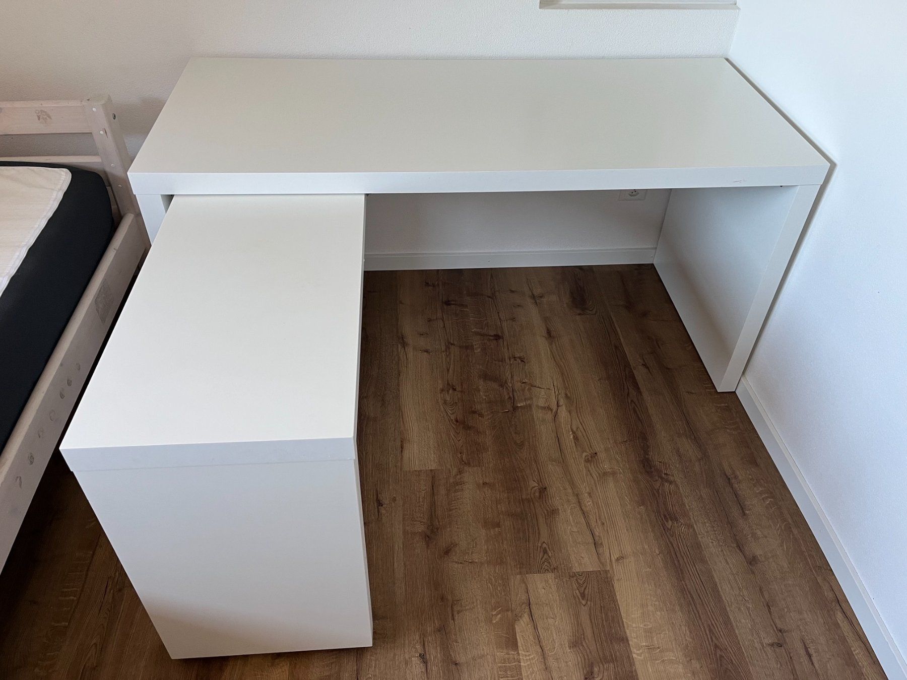 Schreibtische: Schreibtisch Weiss - Ausziehbar – Gebraucht aus Leuggern von Yzerman2