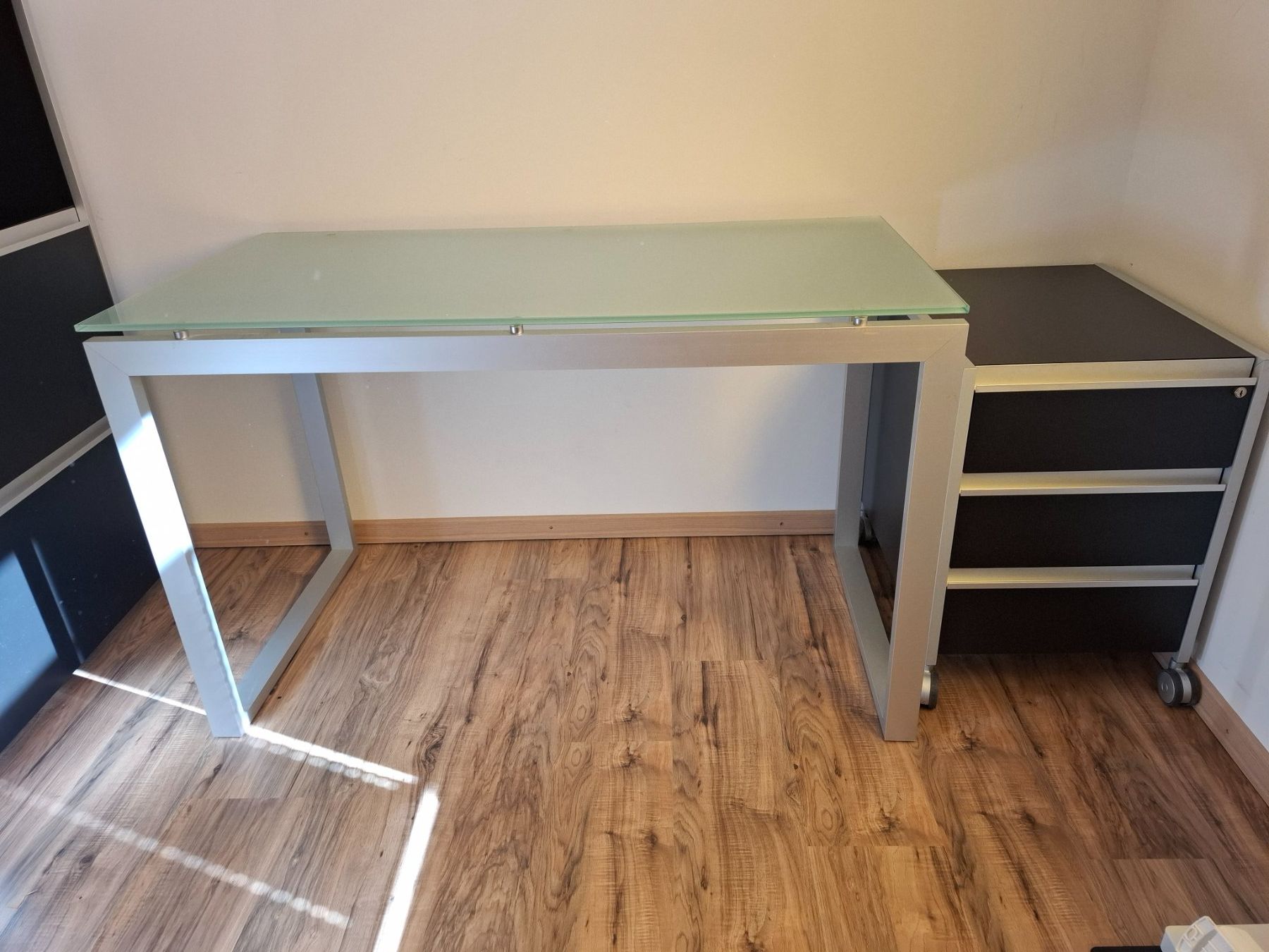 Pfister Schreibtische: Schreibtisch mit Rollcontainer und Regal – Gebraucht aus Filet von tschebedaja