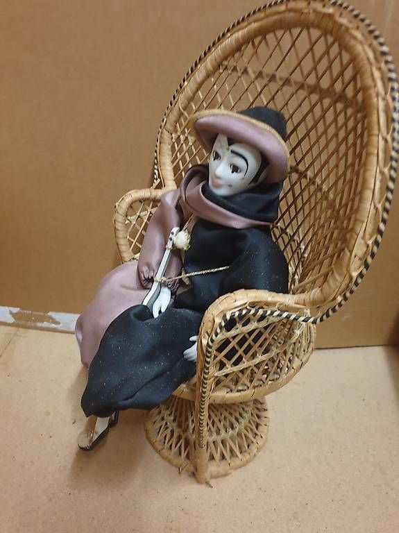 Poltrone: figurine , sur un fauteuil – Usato da chénens venduto da mathieu016 1