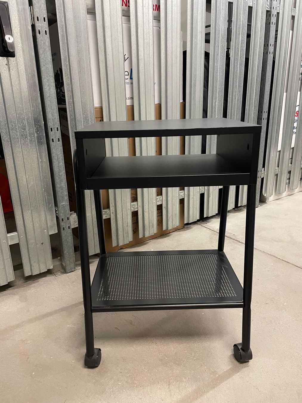 Ikea Tische: Ikea Beistelltisch / Nachttisch – Gebraucht aus Basel von juliaannika