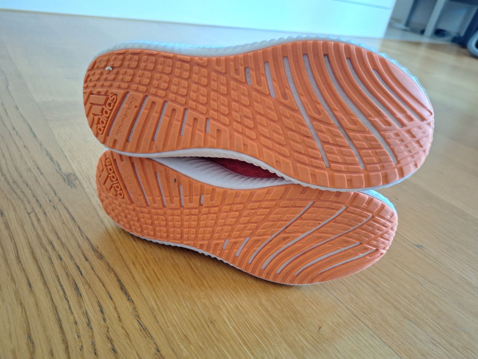 Adidas Scarpe da uomo: Adidas Kinderturnschuhe Grösse 35 – Usato da Pfäffikon ZH venduto da Shoppi5 3