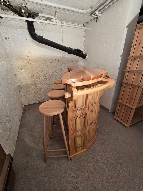 Equipement de magasin & Foires: Bar mit 4 Barhocker – D'occasion à Uster par Space25 1