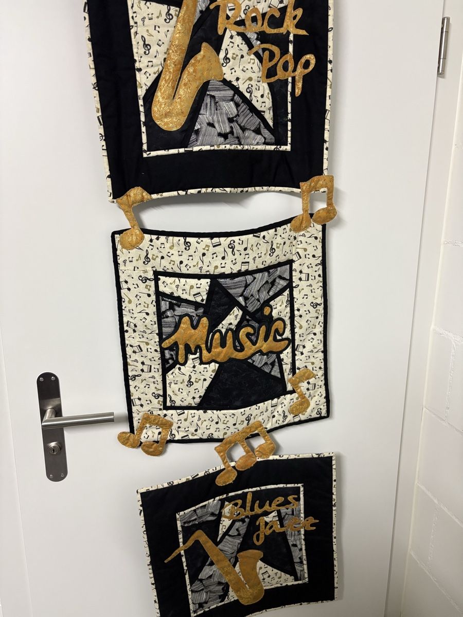 Tutte le decorazioni: Quilt - Patchwork mit Noten & Instrumenten. Einzelstück – Usato da Aarau Rohr venduto da torgath