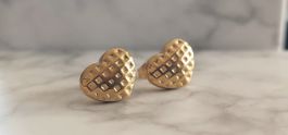Goldene Ohrstecker in Herzform - Liebe zum Detail!