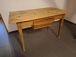 Alter Holztisch mit Schublade 