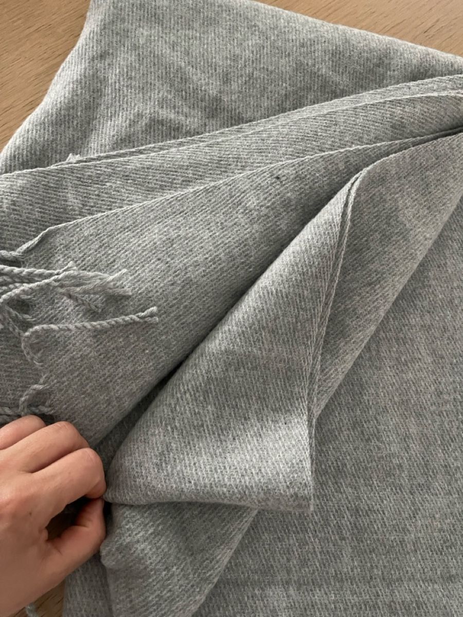 Acne Studios Foulards & écharpes: Schal, Decke, Hellgrau – Neuf (Voir description) à Wetzikon ZH par man_7mn7