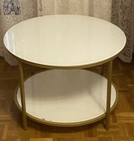 Schicker Beistelltisch mit zwei Ebenen