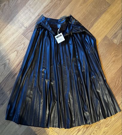 NEW! Manor Woman Black Faux Leather Pleated Skirt, Size 36/S