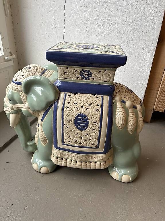 Sgabelli: Keramik Elefant Pflanzenhocker  – Usato da Flums venduto da Limatools