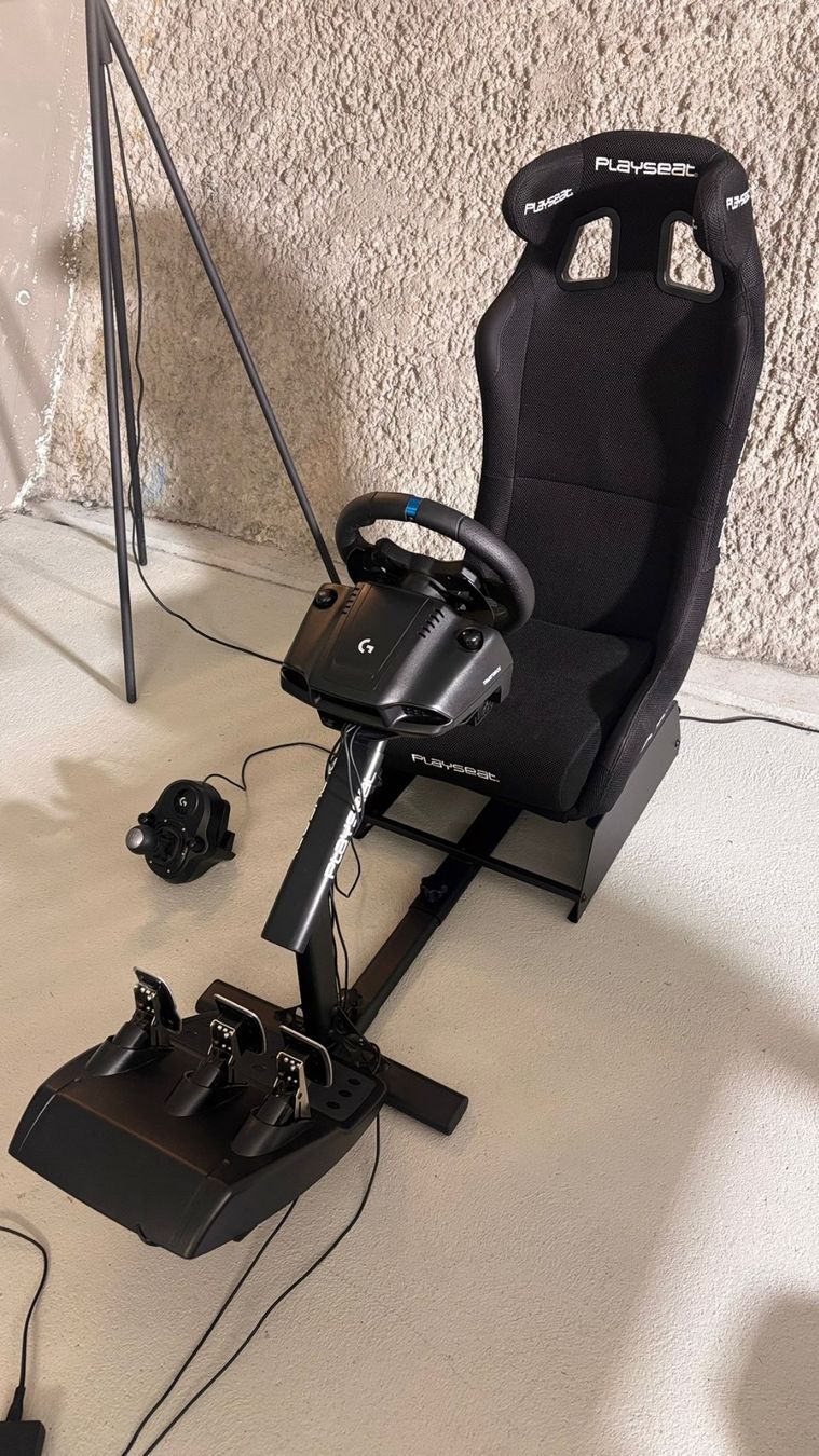 Logitech Controller: SIM Racing Set: Playseat Rennsitz mit Logitech Lenkrad – Usato da Brugg AG venduto da SiDo987