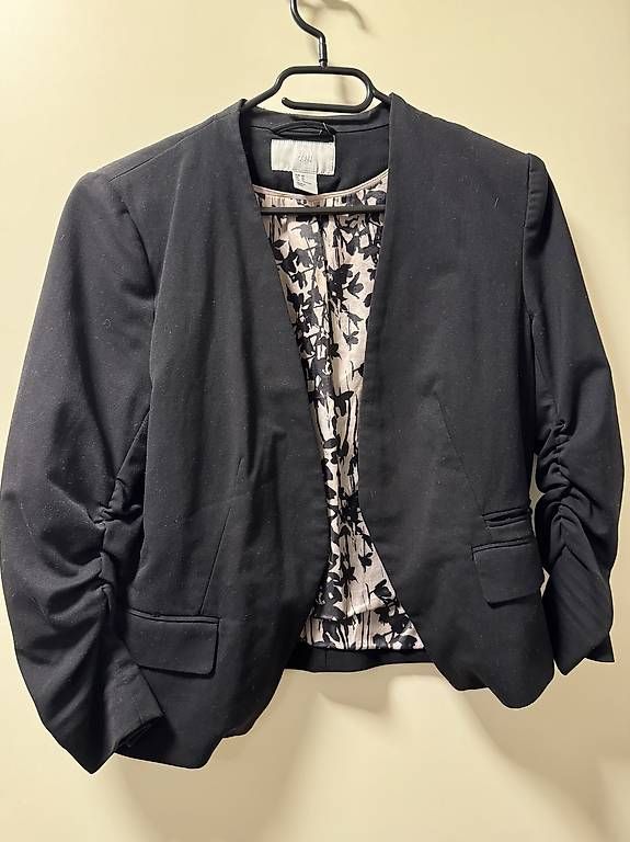 H&M Giacche: Schwarzer H&M Blazer Gr. 40 mit Blumenfutter, elegant – Usato da Zürich venduto da cha_7n8s