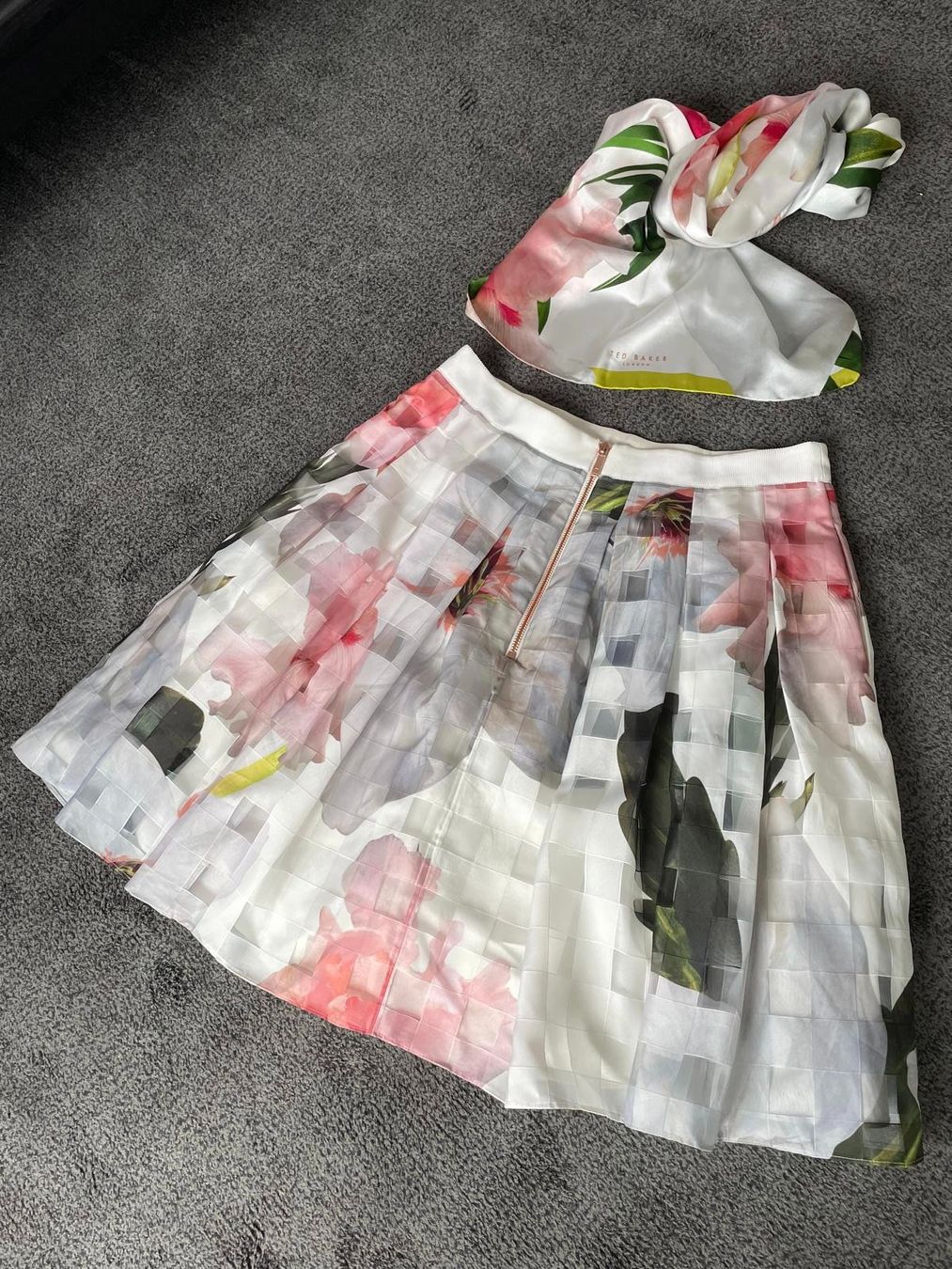 Ted Baker Gonne: Ted Baker Rock mit Top, Blumenmuster, Grösse 38 – Usato da Bern venduto da B-RT 2