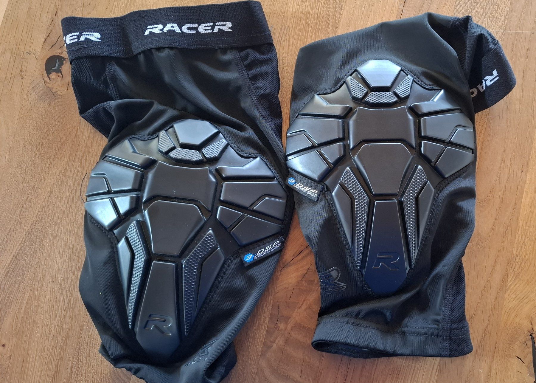 Protezioni & Imbottiture: Genouillères Racer Flexair – Nuovo (secondo la descrizione) da Châtel-sur-Montsalvens venduto da Sss4