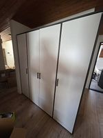 Armoire 4 portes moderne avec étagères